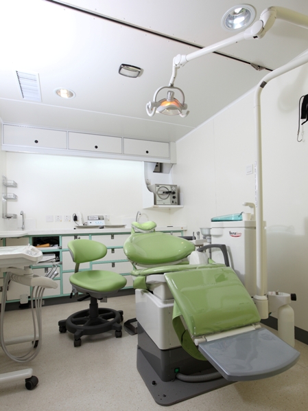 流動牙科車內的治療室內設備齊全，可提供口腔檢查、洗牙、補牙及脫牙服務